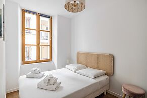 Magnificent Renovated 2 Room Apartment