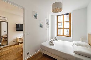 Magnificent Renovated 2 Room Apartment