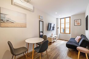 Magnificent Renovated 2 Room Apartment