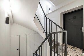 Magnificent Renovated 2 Room Apartment