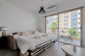 Beautiful Flat With Balcony - 200m From the Beach