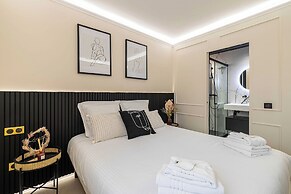Haussmann Apartment - South-facing Balcony 2br/4p