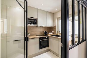 Haussmann Apartment - South-facing Balcony 2br/4p
