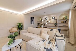 Haussmann Apartment - South-facing Balcony 2br/4p