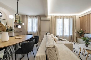 Haussmann Apartment - South-facing Balcony 2br/4p