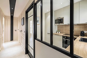 Haussmann Apartment - South-facing Balcony 2br/4p