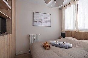 Sunny Getaway With Balcony and A/C in Antibes