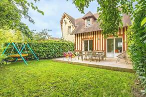 Charming House With Garden in Residence With Pool