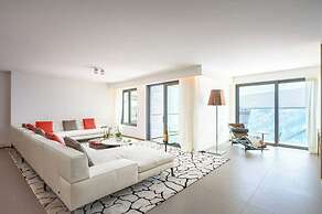 Luxurious Apartment With Terrace
