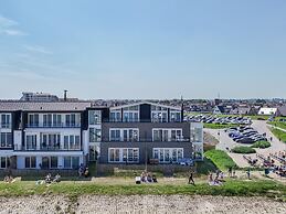 Appealing Apartment by the Beach