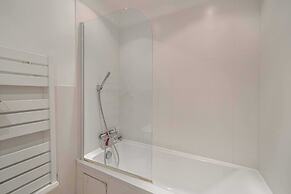 Charming Apartment on Boulevard Alexandre III