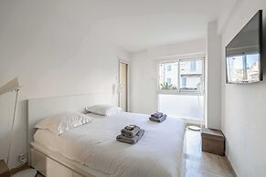 Charming Apartment on Boulevard Alexandre III