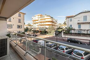 Charming Apartment on Boulevard Alexandre III