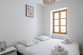 Magnificent Renovated 2 Room Apartment - Terrace - 1br/4p