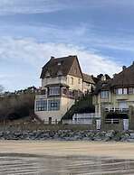 The Benervilloise Villa With its Feet in the Water