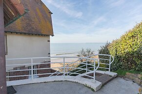 The Benervilloise Villa With its Feet in the Water