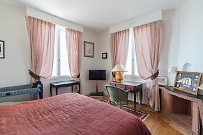 The Benervilloise Villa With its Feet in the Water