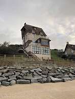 The Benervilloise Villa With its Feet in the Water