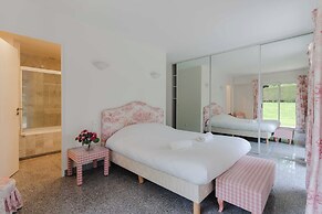 Luxury Haven With Pool, Tennis and Large Garden