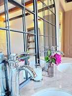 Exceptional 5 Bedroom House Near the Beach