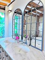 Exceptional 5 Bedroom House Near the Beach