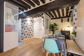 Chic Apartment With Patio - 2br/6p - Le Marais