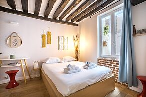 Chic Apartment With Patio - 2br/6p - Le Marais