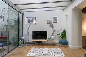 Chic Apartment With Patio - 2br/6p - Le Marais