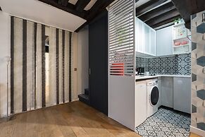 Chic Apartment With Patio - 2br/6p - Le Marais