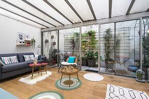 Chic Apartment With Patio - 2br/6p - Le Marais