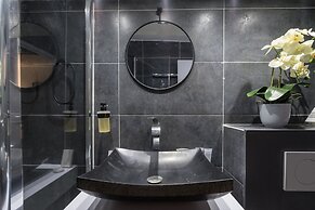 Chic Apartment With Patio - 2br/6p - Le Marais