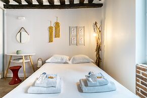 Chic Apartment With Patio - 2br/6p - Le Marais