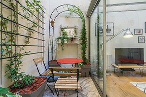 Chic Apartment With Patio - 2br/6p - Le Marais