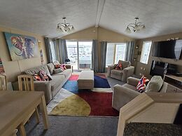 Oaklands Stunning Mini Lodge