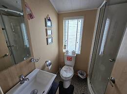 Oaklands Stunning Mini Lodge