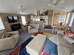 Oaklands Stunning Mini Lodge