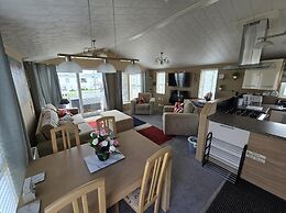 Oaklands Stunning Mini Lodge