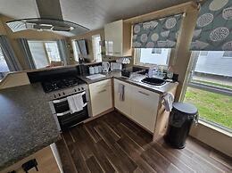 Oaklands Stunning Mini Lodge