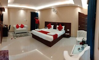 Goroomgo Kashi Grand Residency Varanasi