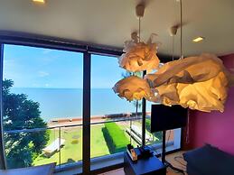 Sandbox frontbeach villa4