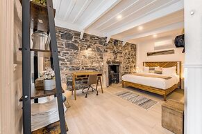 Gorgeous 3 Bedroom 2-floor Old Townhouse