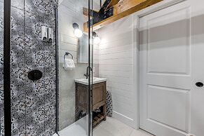 Gorgeous 3 Bedroom 2-floor Old Townhouse