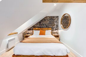 Gorgeous 3 Bedroom 2-floor Old Townhouse