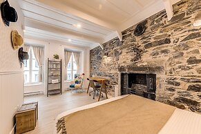 Gorgeous 3 Bedroom 2-floor Old Townhouse