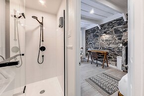 Gorgeous 3 Bedroom 2-floor Old Townhouse