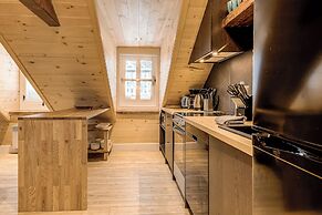 Gorgeous 3 Bedroom 2-floor Old Townhouse