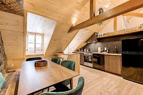 Gorgeous 3 Bedroom 2-floor Old Townhouse