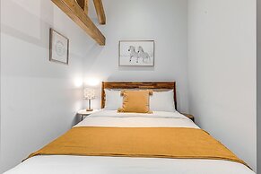 Gorgeous 3 Bedroom 2-floor Old Townhouse