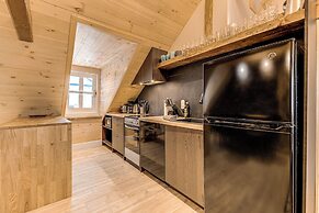 Gorgeous 3 Bedroom 2-floor Old Townhouse