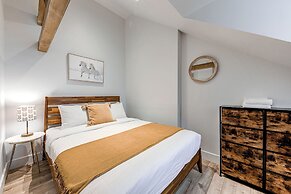 Gorgeous 3 Bedroom 2-floor Old Townhouse